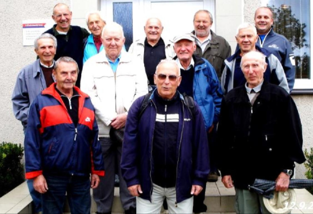 Účastníci před obecním úřadem v Hubálově