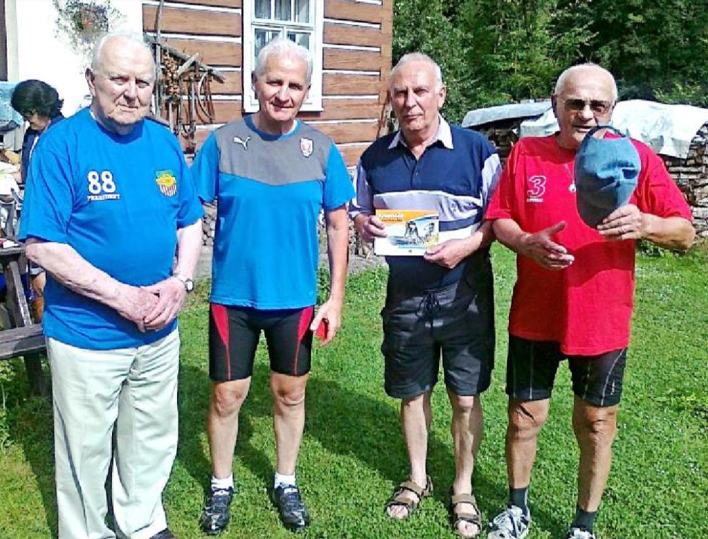 Ještě jsme stačili na výjezdním zasedání KFS na Maříkově oslavit osmdesáté osmé narozeniny prezidenta Mirka Kirchschlagera a přijmout do řad Klubu fotbalových seniorů Petra Herze